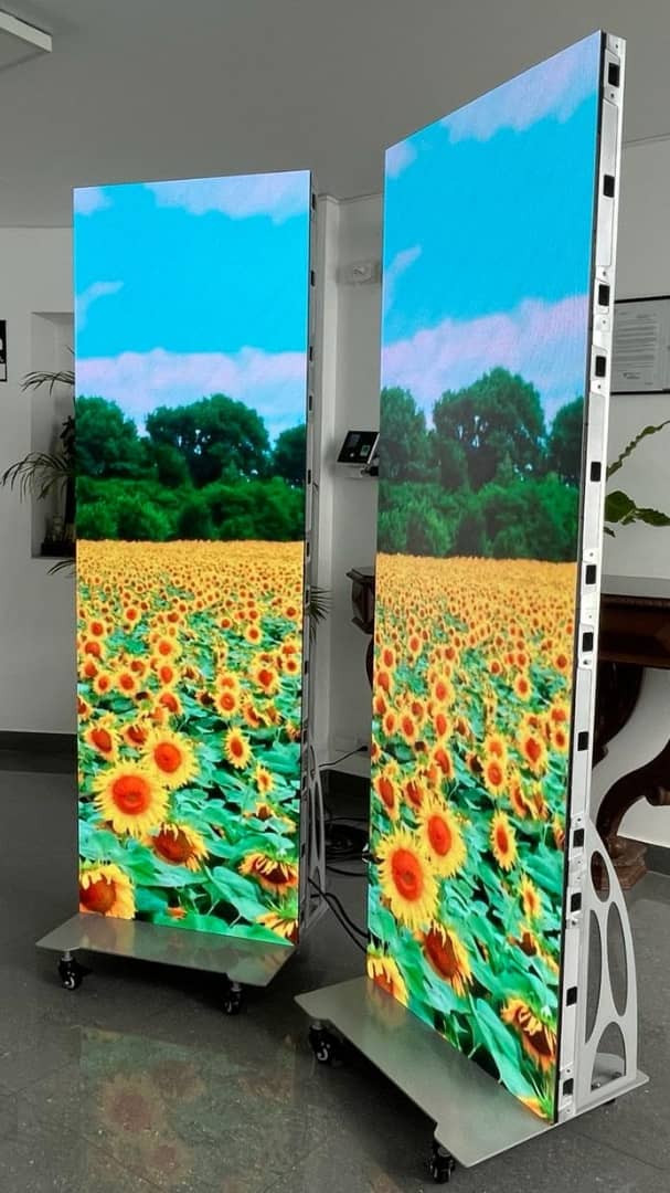 Banner LED 1.86 pixel (Perfect for Churches, Coffee Shops, Atrium Entrances) (1.5ft x 6.56)